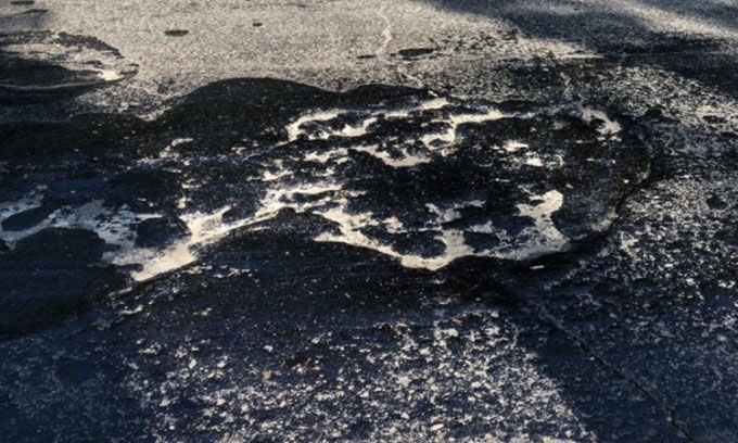 Chất nhầy không rõ nguồn gốc trở thành mối đe dọa với nhiều tài xế trên đường cao tốc.