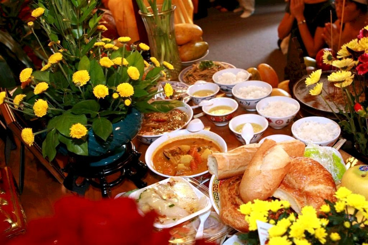 Những lễ vật không thể thiếu khi cúng rằm tháng Giêng là hương hoa, vàng mã.