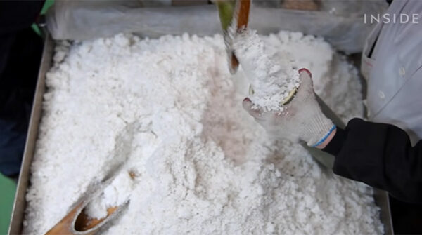 Loại muối đắt nhất thế giới được sản xuất thế nào?