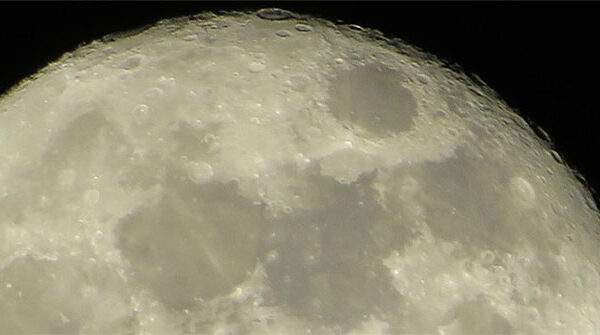 Liên tục trúng "bom vũ trụ", Mặt trăng lăn đi 10 độ