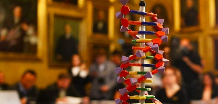 Nếu chúng ta có một ổ cứng 40G, một đầu kim DNA có thể chứa một lượng thông tin lớn gấp 100 triệu lần ổ cứng đó.