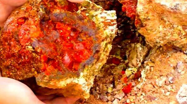 Công nhân đào được tảng đá màu đỏ như máu, chuyên gia: "Đây là báu vật"