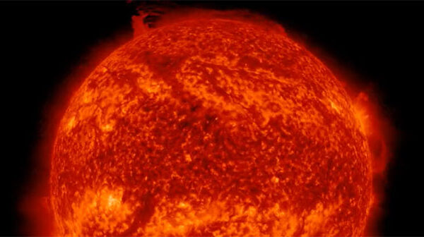 Một phần của Mặt trời bị vỡ rời, cuốn vào vòng xoáy cực