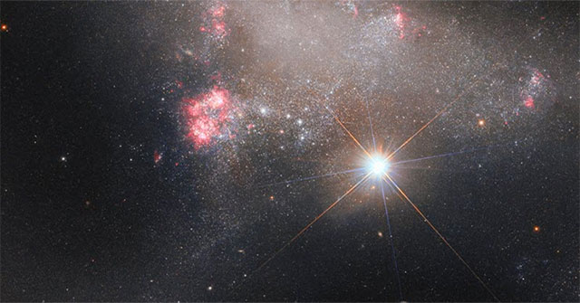 Kính viễn vọng Hubble chụp được sao cực sáng đầy lạ lùng
