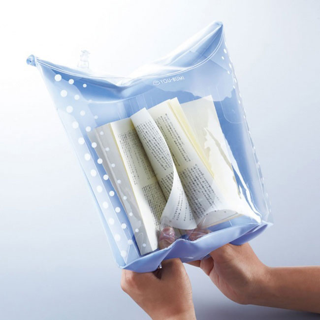 Đọc sách thoải mái kể cả khi đang tắm mà không lo ướt sách.