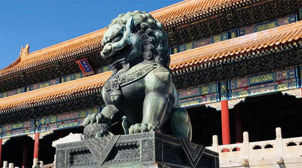 Di chuyển cặp sư tử đá trước Thái Hòa điện trong Cố cung, nhóm thợ hốt hoảng bởi cảnh tượng chưa từng thấy