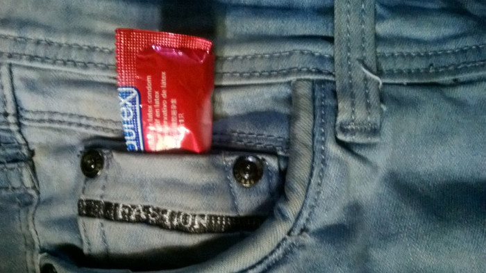 Cũng có sáng kiến rằng đây là chỗ "cất giấu" bao cao su hoàn hảo.