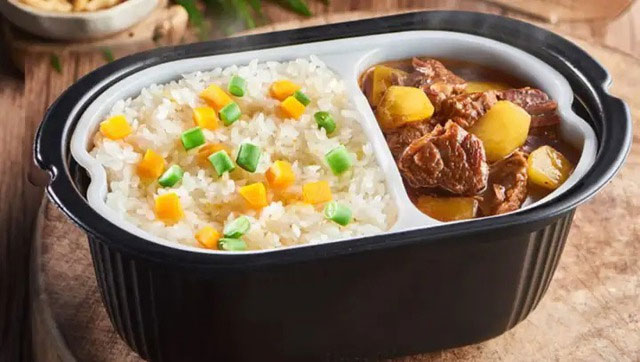 Gạo trong cơm tự sôi không phaair gạo thật.
