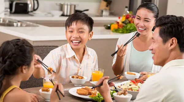 Ăn ngồi bệt trên sàn hay ngồi ghế tốt hơn? Lý giải thú vị từ chuyên gia