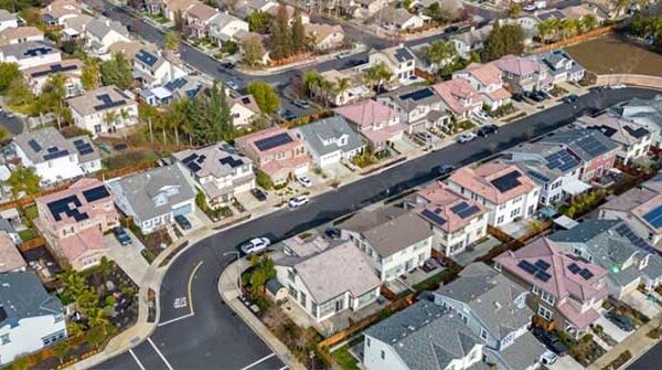 Pin mặt trời khiến giá điện âm ở California