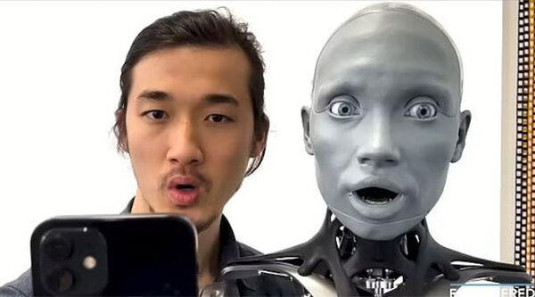 Rùng mình khi thấy robot giống người nhất thế giới bắt chước hành vi của nhà khoa học
