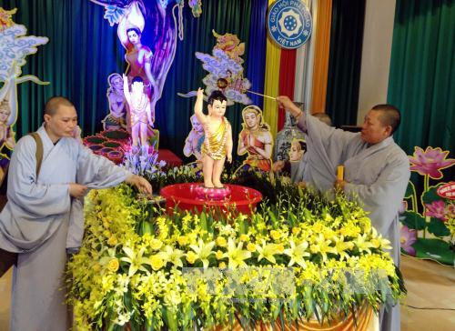 tam-phat Tắm Phật đã trở thành một nghi lễ không thể thiếu trong ngày lễ Phật đản hàng năm.