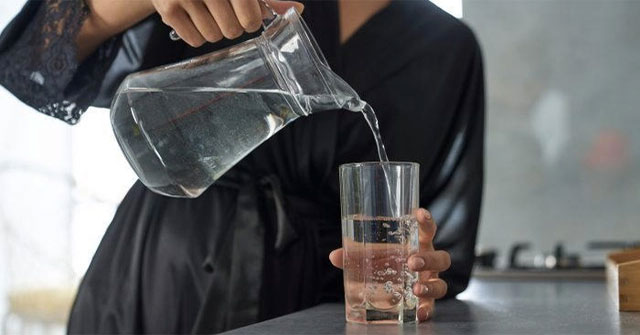 Đây là dấu hiệu cho thấy bạn đang uống quá nhiều nước