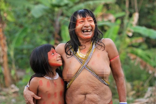 bo-lac-matses-1 Một người phụ nữ Matses bên cạnh một đứa trẻ được bôi sơn đỏ khắp mặt và cơ thể.