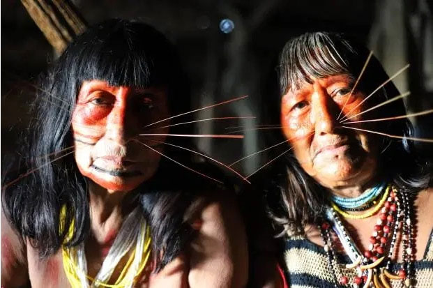 bo-lac-matses-2 Hai người phụ nữ khác mang mang bộ râu demuzh.