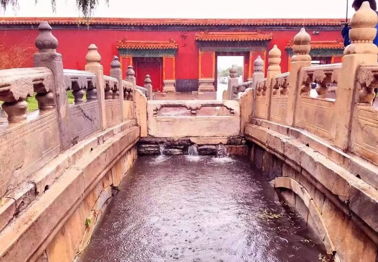 Hệ thống thoát nước 600 năm vẫn chạy tốt của Tử Cấm Thành. Hệ thống thoát nước 600 năm vẫn chạy tốt của Tử Cấm Thành.