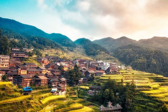 nha-tren-nui Hàng nghìn người dân đã vội vã chạy lên núi sau khi nghe thấy âm thanh bí ẩn khiến họ sợ hãi.