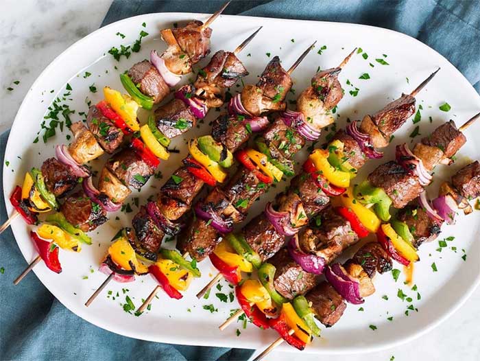 thit-va-rau-cu-nuong Việc nướng rau cùng thịt để giảm cảm giác thèm ăn chất béo hơn.