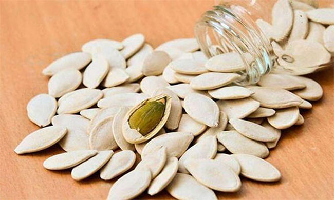 hat-bi Hạt bí chứa nhiều phốt pho và vitamin E, rất tốt cho nướu và xương ổ răng.