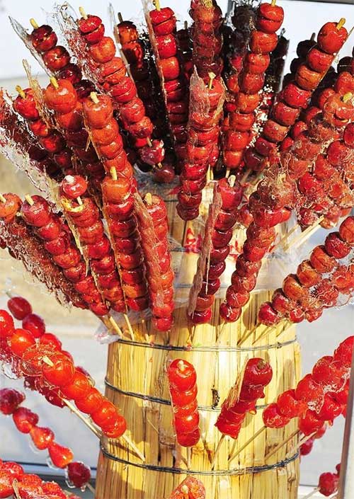 keo-ho-lo-1 Kẹo hồ lô là thức quà không thể thiếu của Bắc Kinh vào những ngày đông lạnh giá.