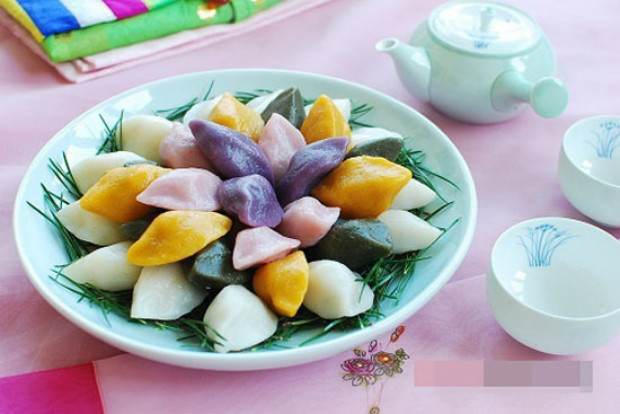 Songpyeon là tên gọi bánh Trung thu ở Hàn Quốc, nghĩa là bánh gạo hình bán nguyệt.