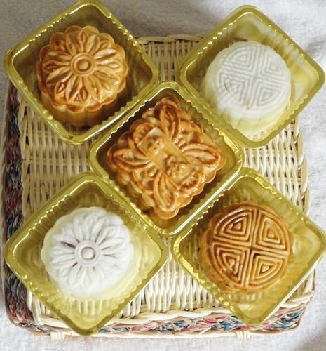 Bánh trung thu Việt Nam có 2 loại là bánh nướng và bánh dẻo.