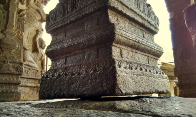cay-cot-lo-lung Cây cột lơ lửng ở đền thờ Veerbhadra.
