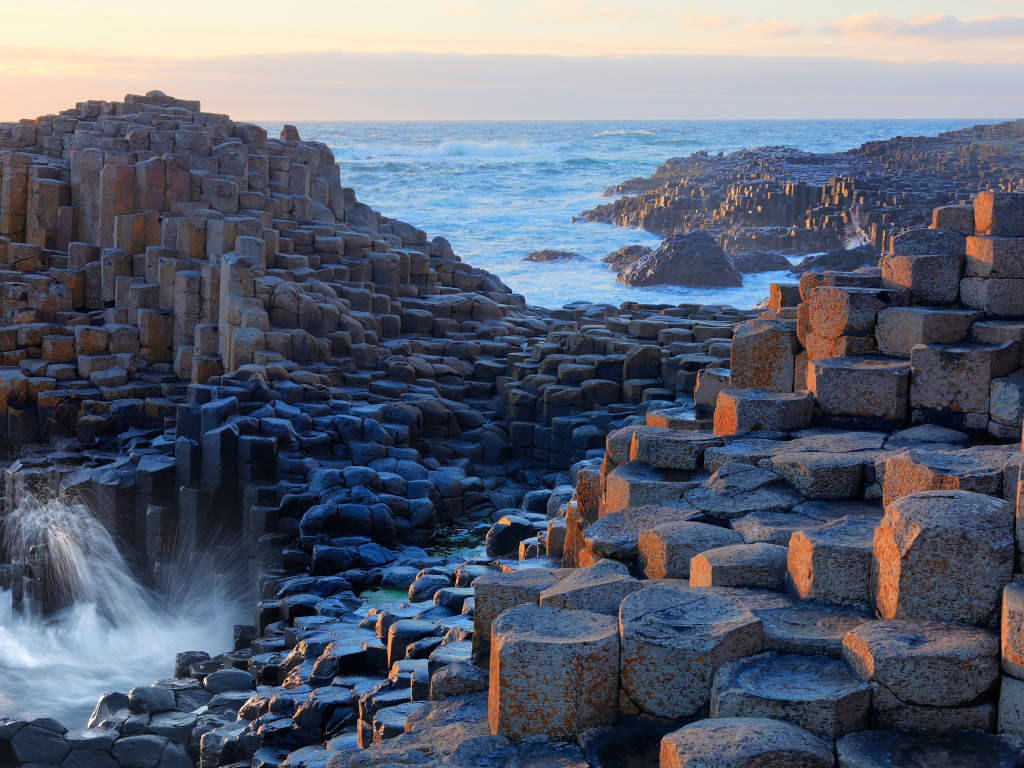 Ghềnh đá đĩa khổng lồ (Giant Causeway) ở County Antrim được cho là hình thành từ vụ phun trào núi lửa cách đây 60 triệu năm.