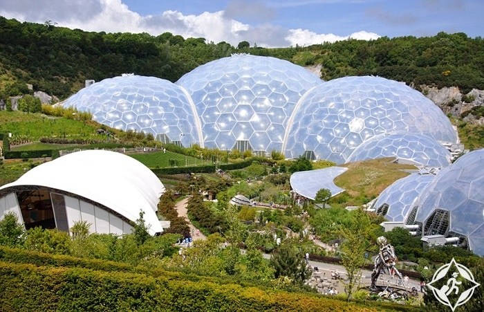Tòa nhà kính khổng lồ ở Cornwall (phía Tây Nam nước Anh) gồm một loạt nhà vòm trong suốt, có khung sườn làm bằng thép với những hình lục giác nối nhau trông giống như của người ngoài hành tinh.