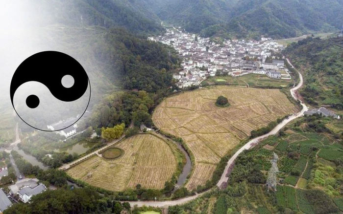 Ngôi làng này sử dụng bố cục Bát Quái độc đáo. 