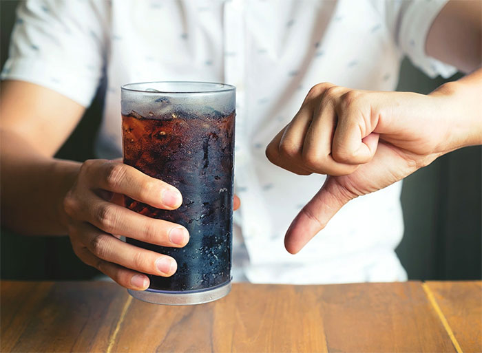 soda Uống soda mỗi ngày có thể gây tăng cân.