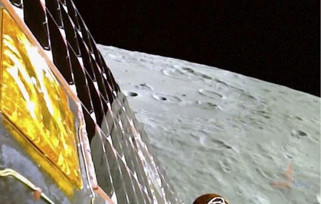 tau-chandrayaan-3-chup-be-mat-mat-trang Hình ảnh bề mặt Mặt trăng do camera của tàu Chandrayaan-3 chụp.