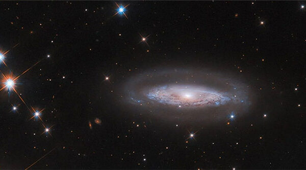 NASA/ESA tung ảnh "vua quái vật" trọng lượng 65 triệu Mặt trời