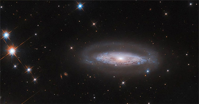 NASA/ESA tung ảnh “vua quái vật” trọng lượng 65 triệu Mặt trời